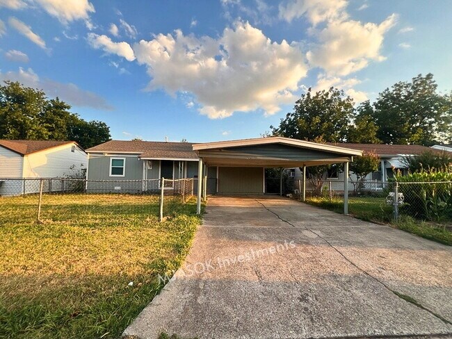 Building Photo - Renovated 4-Bed, 2-Bath Near Fort Sill — Fenced Yard & Carport