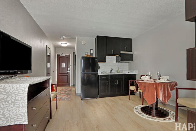 Foto del edificio - 6175 W Grand Ave