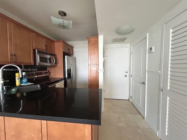 Building Photo - 2899 Collins Ave