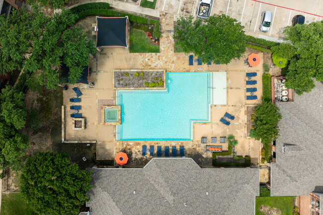 Vista aérea de la espectacular piscina y el jacuzzi - Oaks Riverchase Apartments