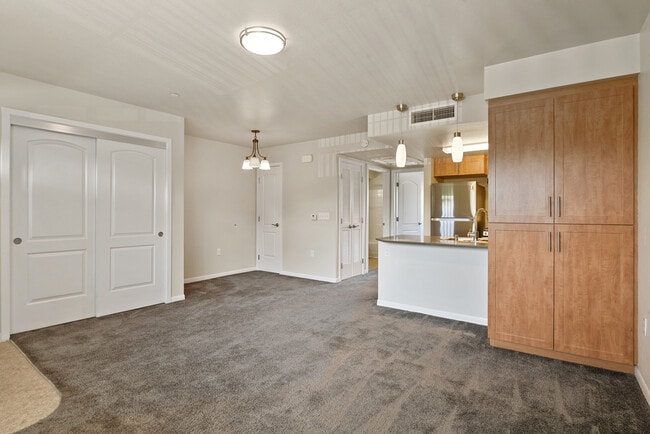 amplia sala de estar - Avenue Heights Apartments Building 1