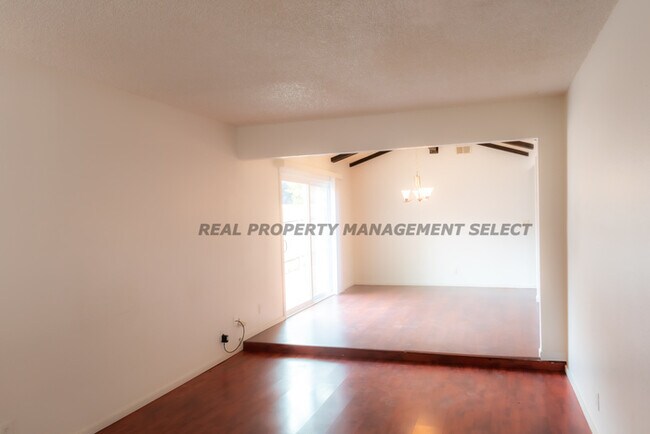 Foto del edificio - Charming 2 Bed 1 Bath Rancho Cordova Duplex!