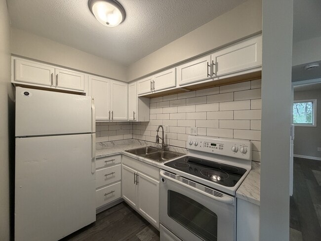 Building Photo - 611 Ewing Ave