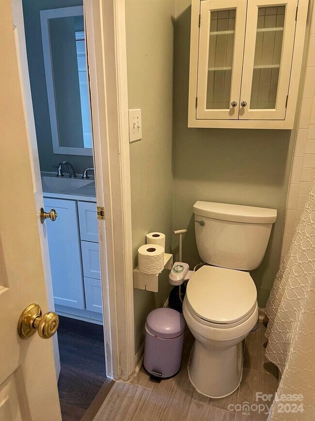 Foto del edificio - 1101 E Morehead St