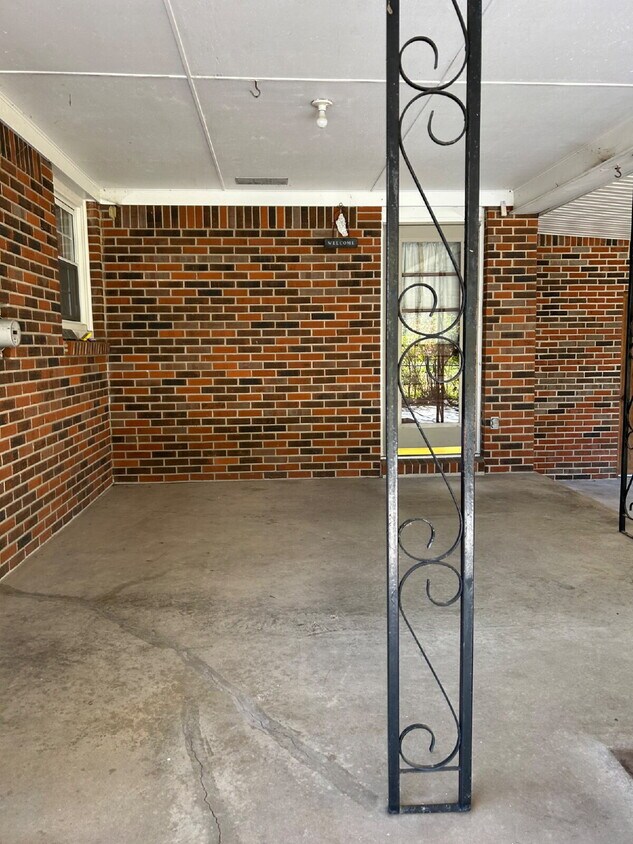 Building Photo - "Charming 3-Bed Home with  Hardwood Floori...