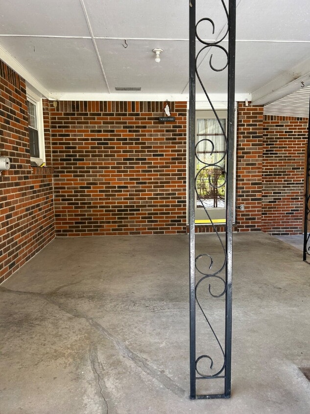 Foto del edificio - "Charming 3-Bed Home with  Hardwood Floori...