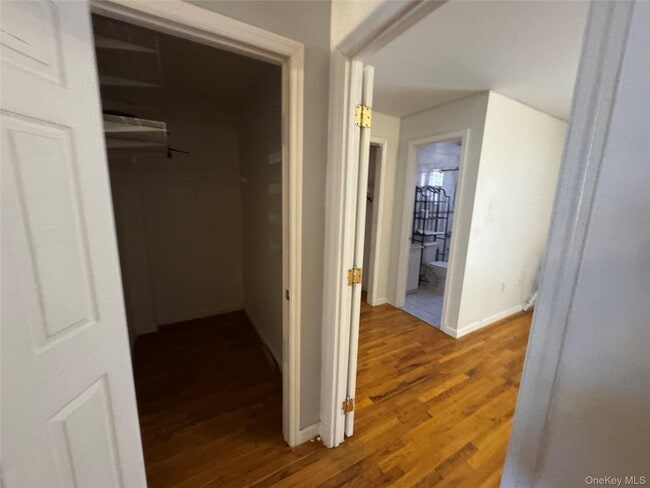 Foto del edificio - 44-41 College Point Blvd