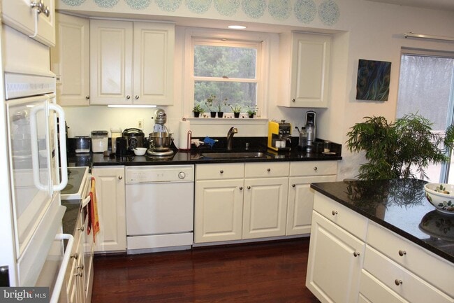 Foto del edificio - 3704 Thoroughbred Ln