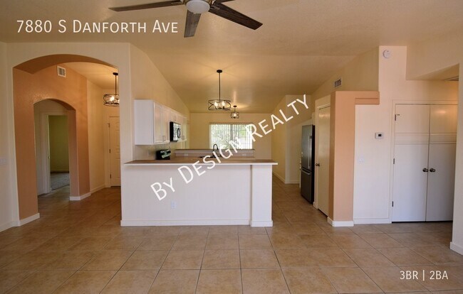 Building Photo - Renovated Rita Ranch 3 Bed 2 Bath with Peb...