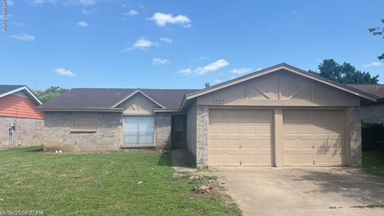 Foto principal - 7221 W Cleburne Rd