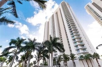 Building Photo - 3000 Oasis Grand Blvd