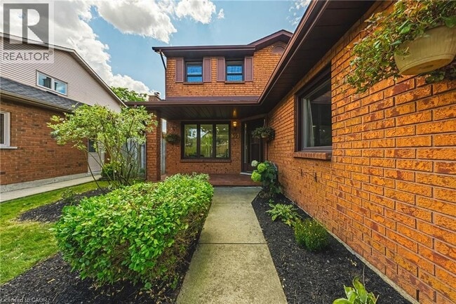 Building Photo - 39 Parkwood Crescent