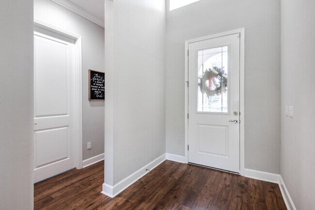 Building Photo - 15642 Goldfinch Cir