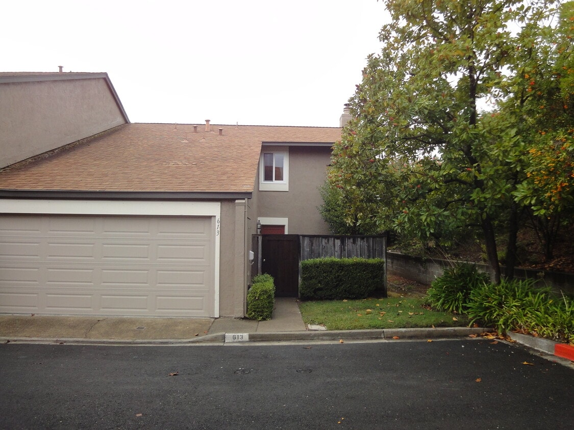 Primary Photo - 613 Cedar Pl
