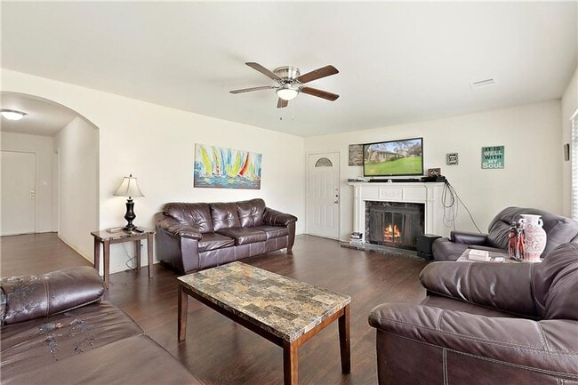 Building Photo - Duplex 11 Bedrooms 6 Baths Available August 2025