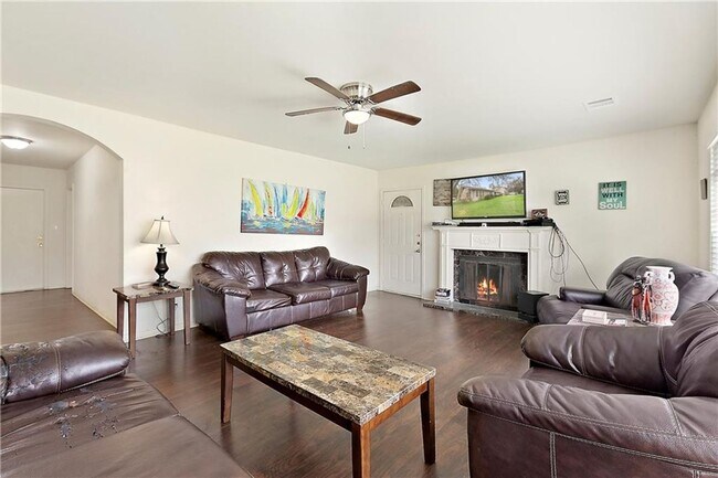 Foto del edificio - Duplex 11 Bedrooms 6 Baths Available August 2025