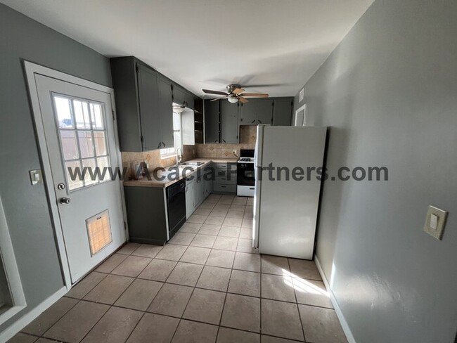 Building Photo - Three Bedroom Central Home