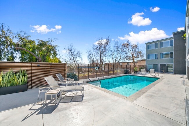 Building Photo - Skyview Apartments