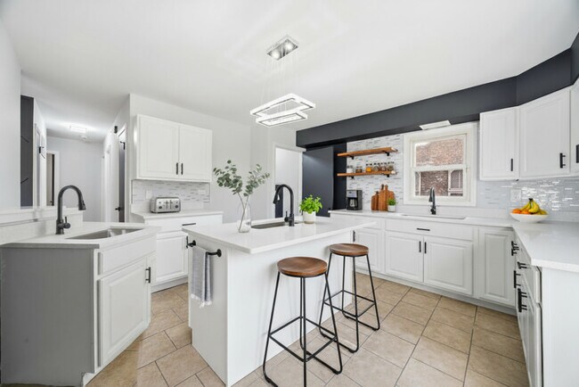 Building Photo - 14921 Lincoln Ave