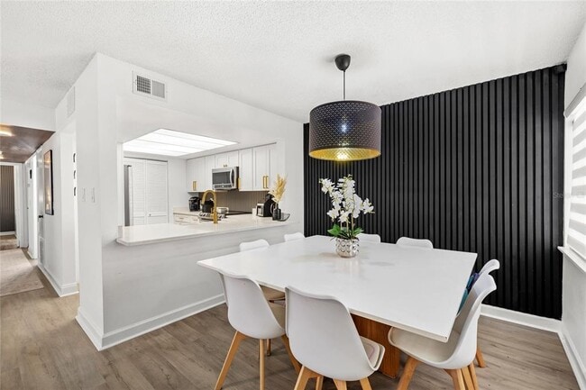 Building Photo - 2485 Lakeway Branch Dr