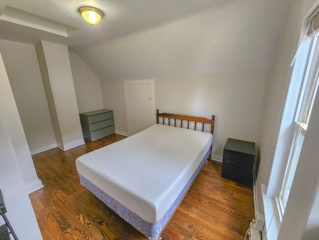 Dormitorio trasero del tercer piso - 143 Winchester Ave