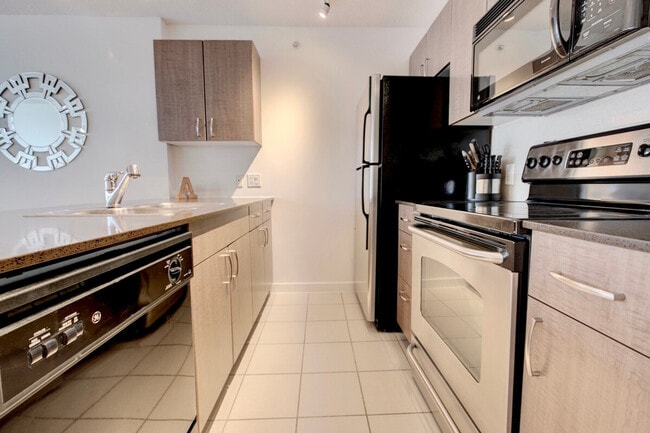 Building Photo - 610 Granville St