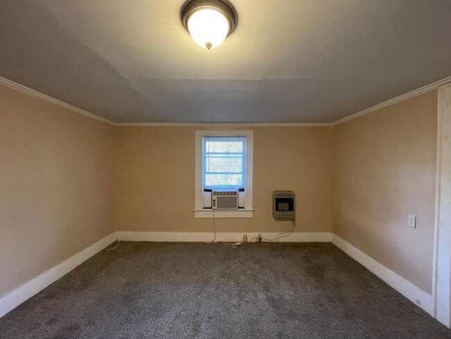 Building Photo - Studio Apartment in Central Macon Location...