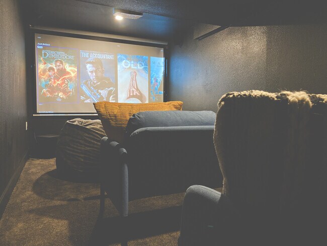 Sótano - Sala de cine - 948 S 1500 W
