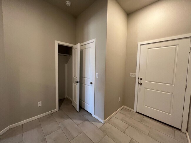 Foto del edificio - 3128 Urbana Pl