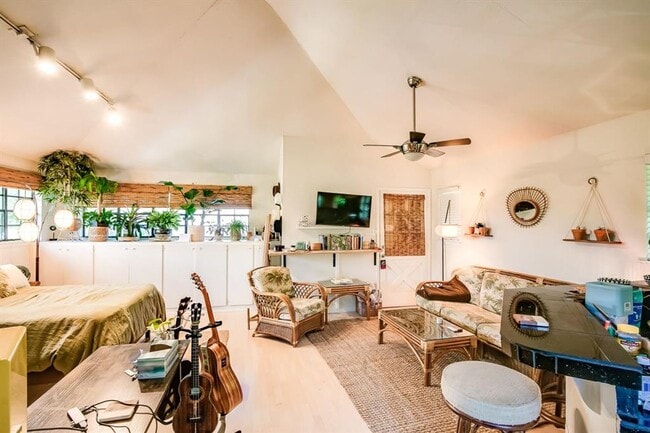 Foto del edificio - 2400 Thornton Rd