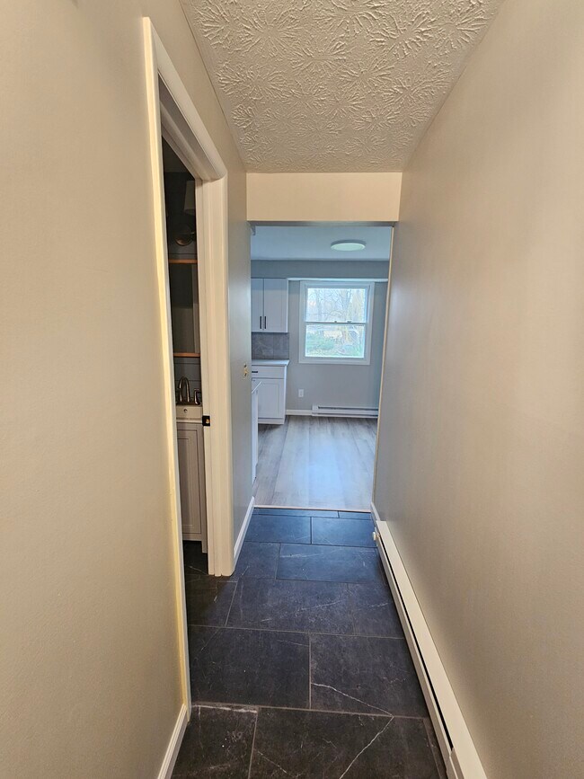 Building Photo - 16 Highview Dr