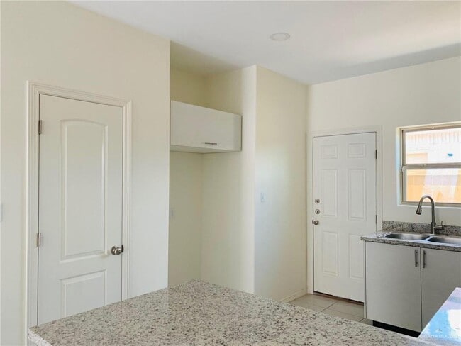 Building Photo - 15 S Athol St