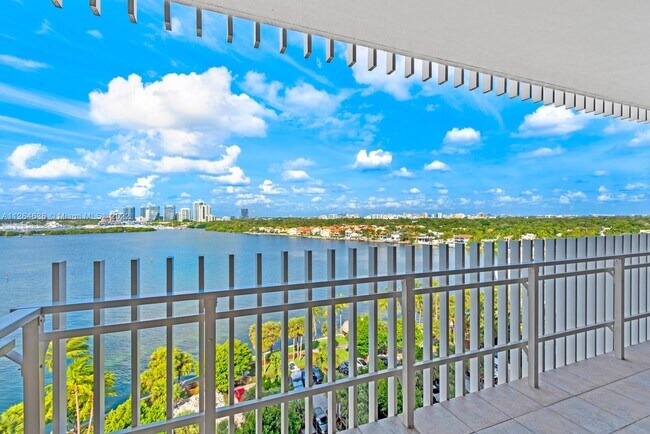 Foto del edificio - 1 Grove Isle Dr