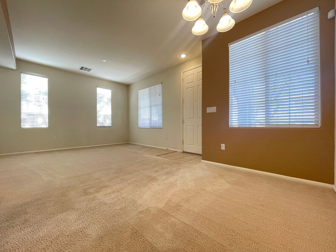 Foto principal - 3 Bedroom 2 1/2 Bath Home - Kitchen w/Gran...