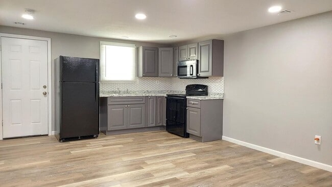 Building Photo - AVAILABLE 3/9/26  Very Nice 3BR/1BA Single Family Home on Quiet Street