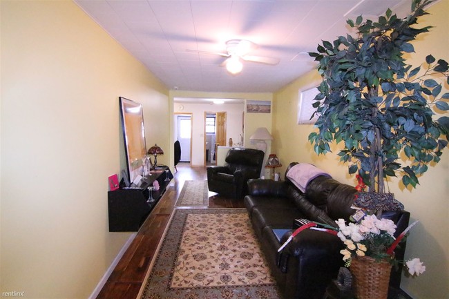 Foto del edificio - 1204 Cross Bay Blvd