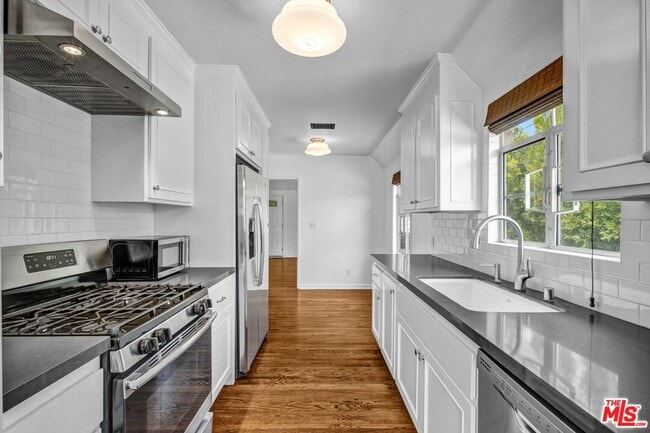 Building Photo - 350 S Roxbury Dr