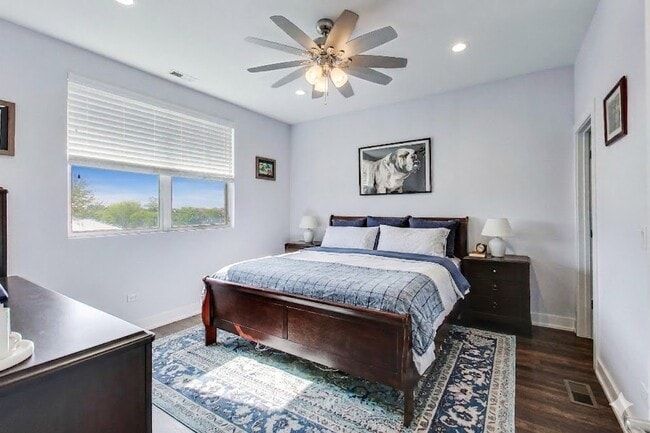 Photo - 504 S Oakley Blvd (Chicago, IL) Apartment