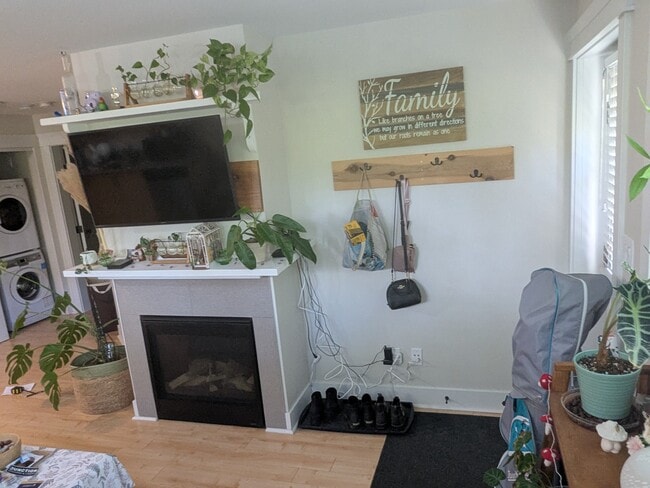 Building Photo - 915-915 Glen Vale Rd