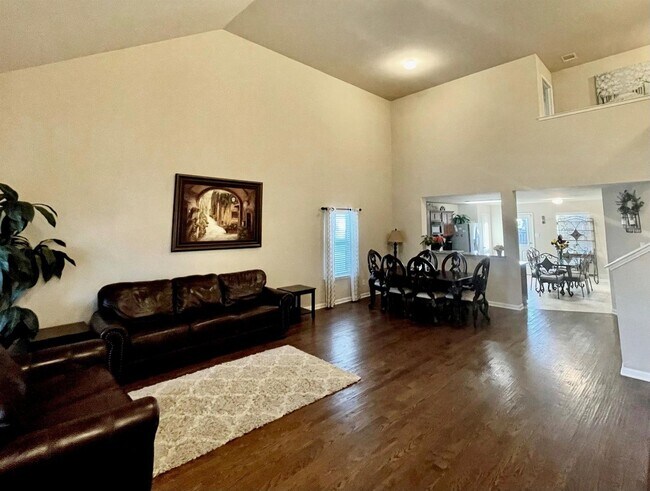 Foto del edificio - Elegant four-bedroom corner-lot home with hardwood floors, modern kitchen, master suite, and comm...