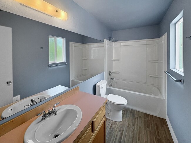Building Photo - Beautiful and Bright View Ridge Condo