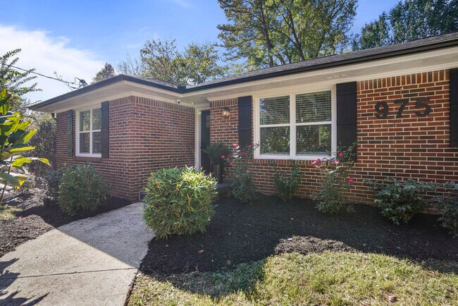 Building Photo - 975 Shadowridge Dr SE