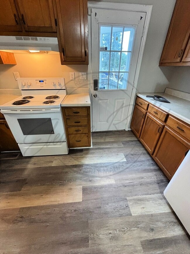 Building Photo - Two Bedroom Ranch Duplex Near N. James Cam...