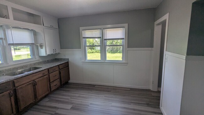 Foto del edificio - Updated acreage  3 bedroom, 1 bath in Waterloo