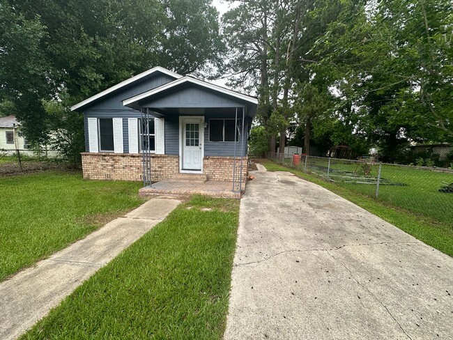 Building Photo - 4-bedroom, 2 bathroom home AVAILABLE NOW!