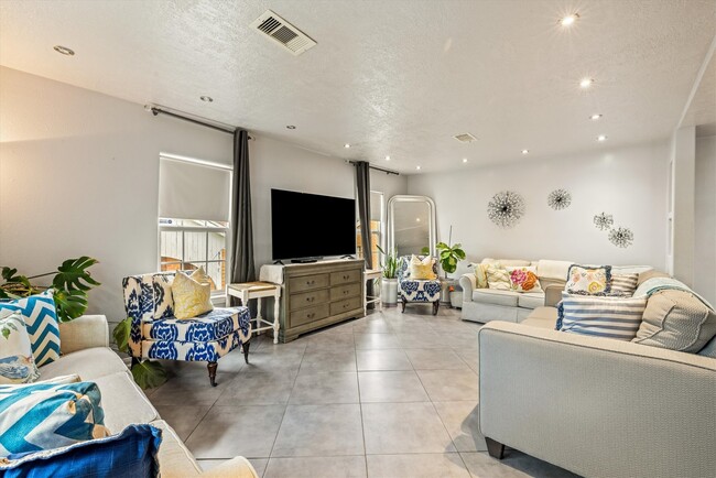 Building Photo - 5219 Avenue Q