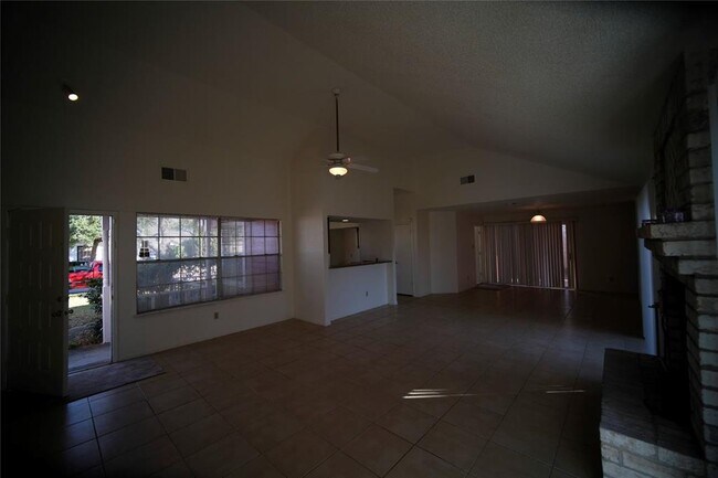 Foto del edificio - 12051 Spring Grove Dr