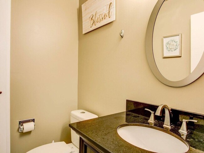 Building Photo - 2 Bed / 2 Bath Condo On Riverside!
