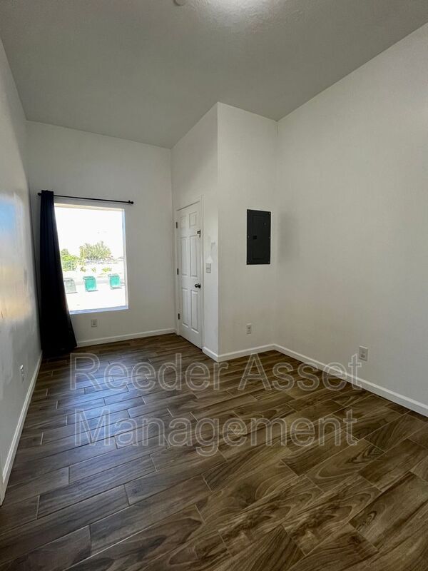 Building Photo - 427 27th St