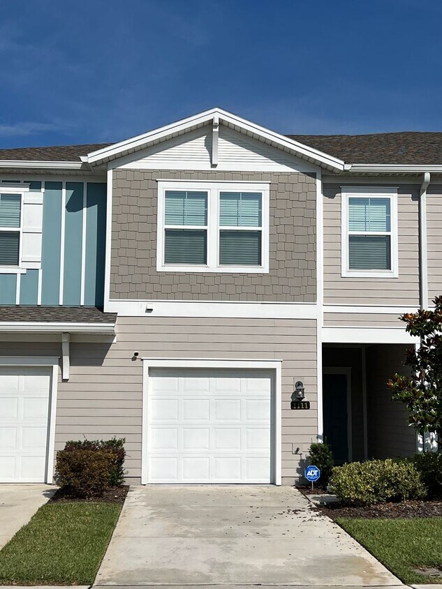 Primary Photo - Newer Home just Minutes from Beach and May...